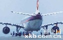 广州白云机场一架泰国航班在起飞前连爆7胎